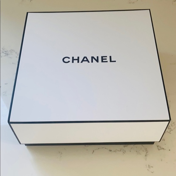CHANEL Medium Size Square Gift Box - Picture 4 of 6